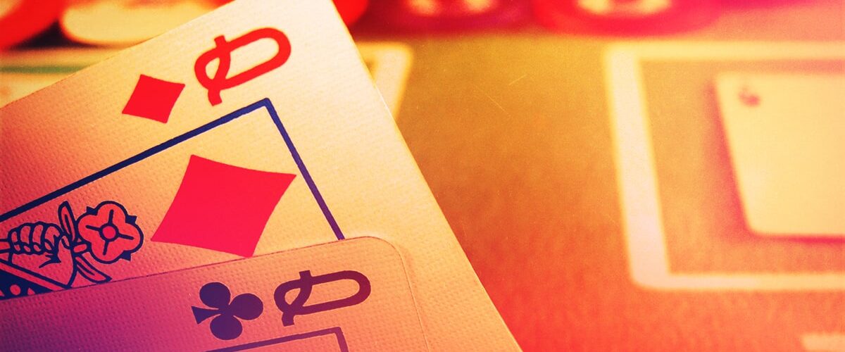 Cómo Jugar al 3 Card Poker: Reglas, Estrategia y Pagos