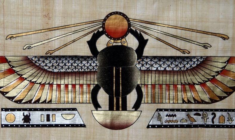 El escarabajo: amuleto egipcio de renacimiento y buena suerte